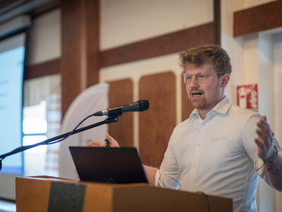 Carl Fritsch vom Forschungsinstitut für Wasserwirtschaft und Klimazukunft an der Rheinisch-Westfälischen Technischen Hochschule Aachen spricht auf der 15. Biogastagung der Landwirtschaftskammer Niedersachsen am 28.02.2024 in Verden.