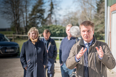 Stefan Ortmann (Geschäftsbereichsleiter Landwirtschaft) beim Auftakt für das Projekt zur klimaschonenden Moornutzung (MoWa) am 11.04.2022 auf dem Hof von Dirk Hanken im Ipweger Moor bei Elsfleth.