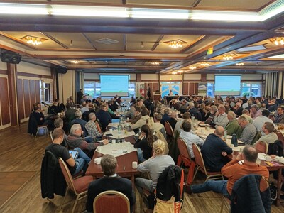 Mit rund 250 Besuchern war der Saal im Haag's Hotel Niedersachsenhof komplett gefüllt.