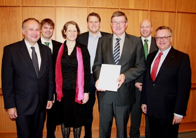 Es freuten sich über den Bescheid: v.l. K.-H. Tölle (ISN), H. Janssen (LWK), S. Dippel (FLI), T. Staack (ISN), L. Diekmann, S. Sagkob (LWK), BLE Präsident H.-C. Eiden