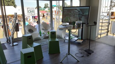 Innenraum des Innovation(s)Mobils der IHJO mit Sitzecke und Touch-Table (z.B. für virtuelle 360°-Stallrundgänge) im Hintergrund
