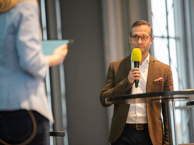 Moderatorin Janina Tiedemann mit Christian Pohl (Rentenbank) beim Sponsorentalk