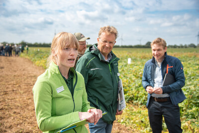 LWK-Eiweißpflanzen-Expertin Mareike Beiküfner (l.) und Markus Mücke (LWK-Fachbereich Ökolandbau) auf dem LeguNet-Soja-Feldtag der Landwirtschaftskammer Niedersachsen in Blender (Kreis Verden).