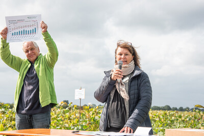 Pflanzenbauberater Lüder Cordes (l.) und Marktexpertin Stephanie Stöver-Cordes auf dem LeguNet-Soja-Feldtag der Landwirtschaftskammer Niedersachsen in Blender (Kreis Verden).