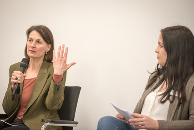 Agrarministerin Miriam Staudte (l.) und Moderatorin Larissa Trutwig während der Ehrung der Jahrgangsbesten in der Aus- und Fortbildung am 21.02.2024 in Hannover.