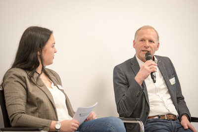 Moderatorin Larissa Trutwig (l.) und Martin Roberg (Ausschuss Arbeitnehmerberatung, Weiterbildung) während der Ehrung der Jahrgangsbesten in der Aus- und Fortbildung am 21.02.2024 in Hannover.