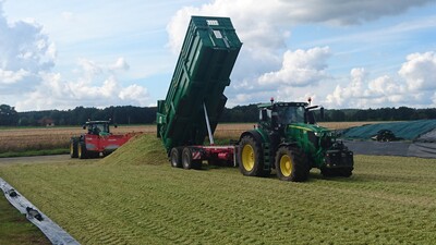 Die Ernte ist angelaufen und bei bestem Wetter wird der Mais schnell reif. Die Bestände sollten genau beobachtet werden, um den optimalen Zeitpunkt zur Ernte nicht zu verpassen.