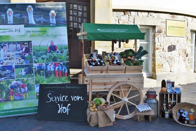 Werbung für Service vom Hof mit Marktstand