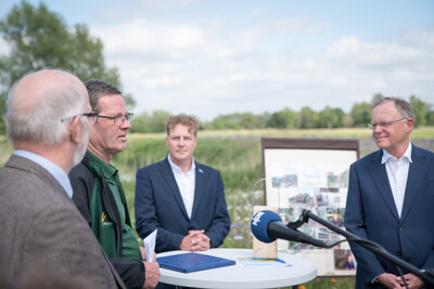 Gastgeber Heinz Widdel (2.v.l.) begrüßt vor der Unterzeichnung der Vereinbarung Der Niedersächsische Weg – Maßnahmenpaket für Natur-, Arten- und Gewässerschutz am 25.05.2020 in Wunstorf die Gäste aus Politik, Landwirtschaft und den Naturschutzverbänden.