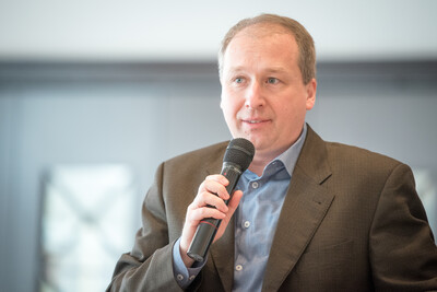 Dr. Vinzenz Bauer, Leiter der Bezirksstelle Emsland, während der Abschiedsfeier für Dr. Günter Kuhnt, Leiter der Bezirksstelle Oldenburg-Süd. - © Wolfgang Ehrecke Dr. Vinzenz Bauer, Leiter der Bezirksstelle Emsland, während der Abschiedsfeier für Dr. Günter Kuhnt, Leiter der Bezirksstelle Oldenburg-Süd.