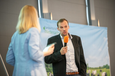 Moderatorin Janina Tiedemann mit Hermann Hofschulte (AG Agrar Volks- und Raiffeisenbanken Weser-Ems) beim Sponsorentalk