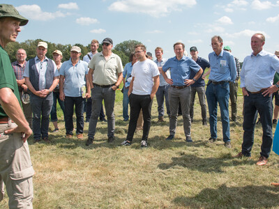 LWK-Grünlandexperte Gerd Lange (l.) als Referent auf dem Grünlandfeldtag der Landwirtschaftskammer Niedersachsen und der Senatorin für Umwelt, Klima und Wissenschaft am 06.08.2024 auf Hof Bavendamm im Bremer Blockland.