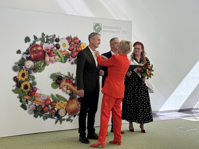 ZVG Präsidentin Eva Kähler-Theuerkauf überreicht die Ehrennadel - © Beate ter Hell ZVG Präsidentin Eva Kähler-Theuerkauf überreicht die Ehrennadel