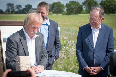 Heiner Baumgarten (BUND) bei der Unterzeichnung der Vereinbarung Der Niedersächsische Weg – Maßnahmenpaket für Natur-, Arten- und Gewässerschutz am 25.05.2020 in Wunstorf.