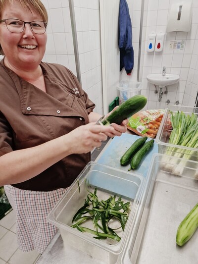 Flexibel sein, improvisieren können und zugleich immer an die Wirtschaftlichkeit denken: Diese Fähigkeiten sollten Hauswirtschaft*innen haben, sagt Ausbilderin Anne Kamps-Schreiber von der Katholischen Landvolkhochschule Oesede.