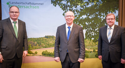 Das wiedergewählte Präsidium der Landwirtschaftskammer Niedersachsen (von links): Vizepräsident Heinrich Grupe, Kammerpräsident Gerhard Schwetje und Vizepräsident Hermann Hermeling. - © Axel Blees Das wiedergewählte Präsidium der Landwirtschaftskammer Niedersachsen (von links): Vizepräsident Heinrich Grupe, Kammerpräsident Gerhard Schwetje und Vizepräsident Hermann Hermeling.