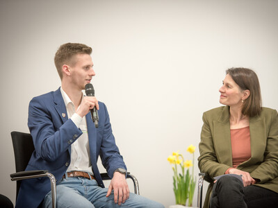 Jahrgangsbester Hinnerk Lohmann (l.) und Agrarministerin Miriam Staudte während der Ehrung der Jahrgangsbesten in der Aus- und Fortbildung am 21.02.2024 in Hannover.