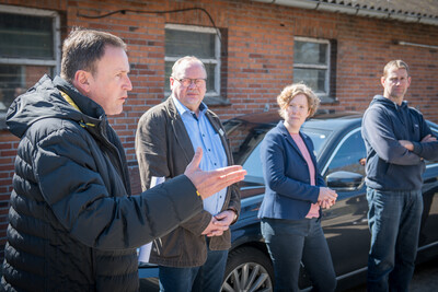 Ralf Hinrichs (l.), Geschäftsführer der Molkerei Ammerland, beim Auftakt für das Projekt zur klimaschonenden Moornutzung (MoWa) am 11.04.2022 auf dem Hof von Dirk Hanken im Ipweger Moor bei Elsfleth.