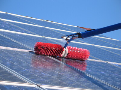 Rotierende Bürsten finden häufig bei Fachunternehmen Anwendung. - © Helmut Wahl Rotierende Bürsten finden häufig bei Fachunternehmen Anwendung.