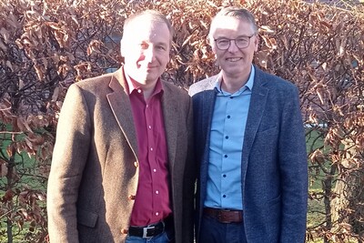 Jan Wulkotte (rechts) übernimmt die Leitung der LWK-Bezirksstelle Emsland von Dr. Vinzenz Bauer, der mit dem Jahreswechsel die Leitung des Geschäftsbereichs Landwirtschaft übernommen hat. - © Stefan Schrader Jan Wulkotte (rechts) übernimmt die Leitung der LWK-Bezirksstelle Emsland von Dr. Vinzenz Bauer, der mit dem Jahreswechsel die Leitung des Geschäftsbereichs Landwirtschaft übernommen hat.