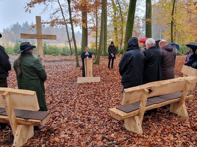 Feierliche Eröffnung des RuheForst Hellwege (Samtgemeine Sottrum/ Kreis Rotenburg) am 13.11.2024 mit Pastorin Hilke Bauermeister.