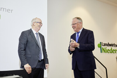 Kammerpräsident Gerhard Schwetje (l.) überreicht Ministerpräsident Stephan Weil während des Festakts zum 125-jährigen Bestehen der Landwirtschaftskammer Niedersachsen am 21.05.2024 in Hannover-Ahlem eine Flasche selbst hergestellten Eierlikör.