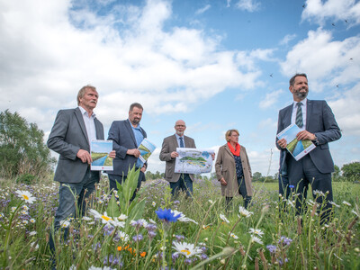 Unterzeichnung der Vereinbarung Der Niedersächsische Weg – Maßnahmenpaket für Natur-, Arten- und Gewässerschutz am 25.05.2020 in Wunstorf.