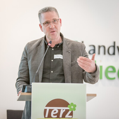 Oliver Krebs (Krebs Pflanzen, Loxstedt-Bexhövede) während der Abschlussveranstaltung für das Projekt 'TerZ - Einsatz torfreduzierter Substrate im Zierpflanzenbau' am 23.03.2023 in Hannover-Ahlem.