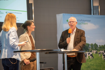 Moderatorin Janina Tiedemann, Landwirtschaftsministerin Miriam Staudte und LWK-Präsident Gerhard Schwetje beim Eröffnungstalk