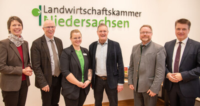 Rainer Gerlinger (4.v.l.) mit (v.l.) Lena Starcke (Bezirksstellenbeirat), Kammerpräsident Gerhard Schwetje, der künftigen Bezirksstellenleiterin Mareike Herbst, Kammerdirektor Dr. Bernd von Garmissen und Stefan Ortmann (stellv. Kammerdirektor).