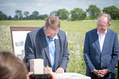 Für das Landvolk unterzeichnet Dr. Holger Hennies die Vereinbarung Der Niedersächsische Weg – Maßnahmenpaket für Natur-, Arten- und Gewässerschutz am 25.05.2020 in Wunstorf.