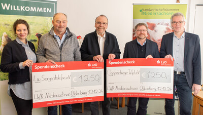 Weihnachtsspende 2024 (v.l.): Friederike Gerken-Wiegmann (Bezirksstelle Oldenburg-Süd), Uwe Sieckmann (Landwirtschaftliches Sorgentelefon), Elmar Dubber (Cloppenburger Tafel), Kammerdirektor Dr. Bernd von Garmissen und Kreislandwirt Hubertus Berges.