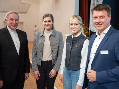 22. Unternehmertag am 29.10.2024 in Cloppenburg (v.l.): Weihbischof Wilfried Theising, Landwirtin Fenna de Beer, Agrarbloggerin Marie Hoffmann und der stellvertretende Kammerdirektor Stefan Ortmann.