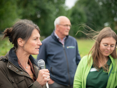 Agrarministerin Miriam Staudte (l.) auf dem LeguNet-Soja-Feldtag der Landwirtschaftskammer Niedersachsen in Blender im Kreis Verden.