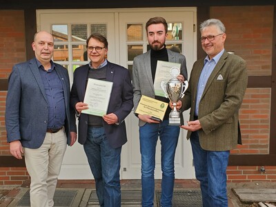 Pflanzgutwettbewerb: Manfred Tannen (l., LWK) und Helge Johannes (r., SEG), gratulieren Manuel Borchert (2.v.r., 1. Platz) und Karl-Peter Maack (2.v.l., 2.Platz).