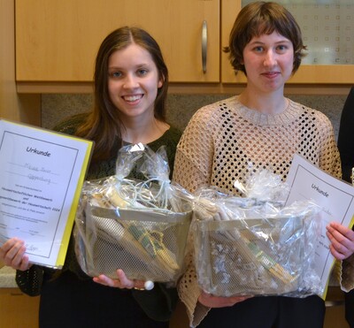 Miriam Meier (links, 2. Platz) und Michelle Dieker (1. Platz) werden Cloppenburg Mitte April beim Landesentscheid des hauswirtschaftlichen Wettbewerbs in Hannover vertreten.