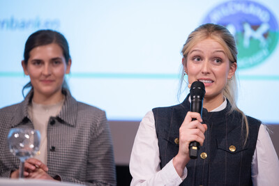 Agrarbloggerin Marie Hoffmann (r.) und Landwirtin Fenna de Beer auf dem 22. Unternehmertag am 29.10.2024 in Cloppenburg