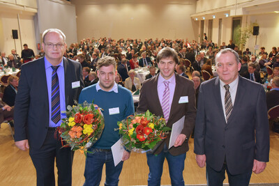 Aus den Händen von Heinrich Grupe (links), Vizepräs. der LWK Nds., und Wilfried Henties (rechts), Vorsitzender des Ausschusses für Arbeitnehmer im Agrarbereich, empfingen Lukas Lechtleitner (Zweiter v.l.) und  Abelonio Gressler den Arbeitnehmerpreis.