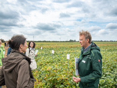 Agrarministerin Miriam Staudte (l.) und Markus Mücke (LWK-Fachbereich Ökolandbau, r.) auf dem LeguNet-Soja-Feldtag der Landwirtschaftskammer Niedersachsen in Blender (Kreis Verden).