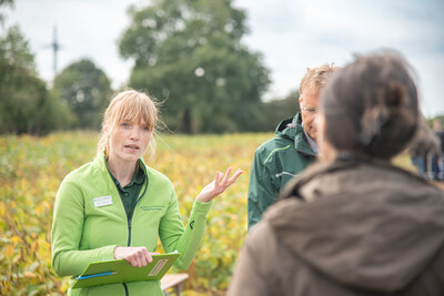 LWK-Eiweißpflanzen-Expertin Mareike Beiküfner (l.) auf dem LeguNet-Soja-Feldtag der Landwirtschaftskammer Niedersachsen in Blender (Kreis Verden).