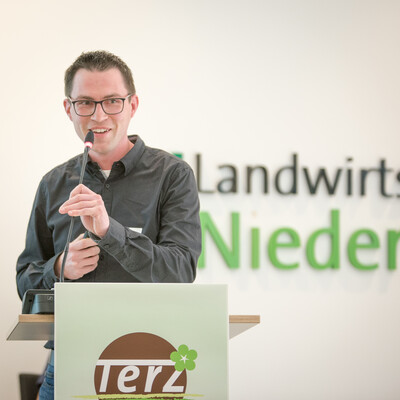 Markus Große-Coosmann (Gartenbau Paul Cox GmbH, Geldern) während der Abschlussveranstaltung für das Projekt 'TerZ - Einsatz torfreduzierter Substrate im Zierpflanzenbau' am 23.03.2023 in Hannover-Ahlem.