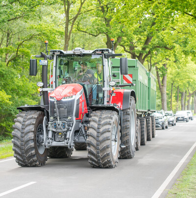 Hier geht es um den Kraftstoffverbrauch: Bei Testfahrten rund um Westerstede (Kreis Ammerland) bildeten die 300-PS-Schlepper mit zwei Anhängern ein 40 Tonnen schweres Transportgespann.