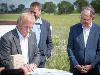 Heiner Baumgarten (BUND) bei der Unterzeichnung der Vereinbarung Der Niedersächsische Weg – Maßnahmenpaket für Natur-, Arten- und Gewässerschutz am 25.05.2020 in Wunstorf.