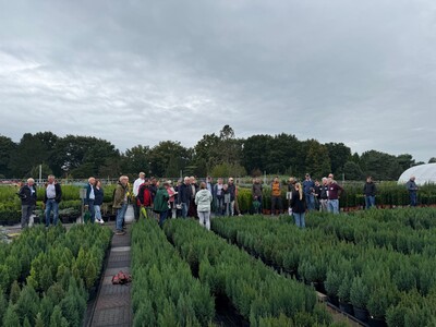 Besichtigung der aktuellen Baumschul-Versuche in der LVG Bad Zwischenahn - © Dr. Gerlinde Michaelis Besichtigung der aktuellen Baumschul-Versuche in der LVG Bad Zwischenahn