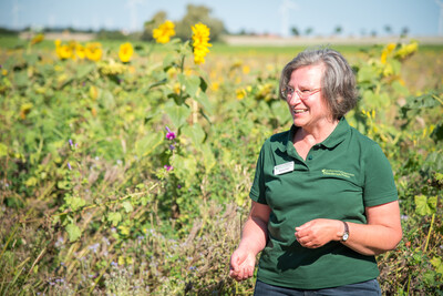 LWK-Biodiversitätsberaterin Martina Diehl erläutert die Zusammensetzung einer Fläche speziell für den Rebhuhnschutz bei Wolfenbüttel-Leinde.