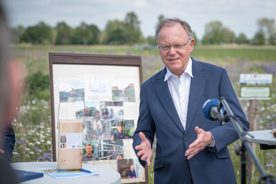 Ministerpräsident Stephan Weil spricht anlässlich der Unterzeichnung der Vereinbarung Der Niedersächsische Weg – Maßnahmenpaket für Natur-, Arten- und Gewässerschutz am 25.05.2020 in Wunstorf.