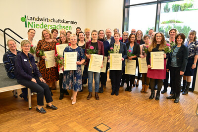 20 Hauswirtschaftsmeisterinnen und 1 -meister haben am 30.10.2025 in Hannover ihre Meisterbriefe erhalten. Zu sehen sind außerdem unter anderem die LWK-Beraterinnen Frauke Schwiderrek (l.), Heinke Blankenforth (2.v.l.) und Tomma Dierßen (r.). - © Andreas Teichler 20 Hauswirtschaftsmeisterinnen und 1 -meister haben am 30.10.2025 in Hannover ihre Meisterbriefe erhalten. Zu sehen sind außerdem unter anderem die LWK-Beraterinnen Frauke Schwiderrek (l.), Heinke Blankenforth (2.v.l.) und Tomma Dierßen (r.).