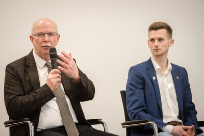 Kammerpräsident Gerhard Schwetje (l.) und Jahrgangsbester Hinnerk Lohmann während der Ehrung der Jahrgangsbesten in der Aus- und Fortbildung am 21.02.2024 in Hannover.