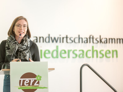 Gerlind Hammann (Lehr- und Versuchsanstalt für Gartenbau in Heidelberg) während der Abschlussveranstaltung für das Projekt 'TerZ - Einsatz torfreduzierter Substrate im Zierpflanzenbau' am 23.03.2023 in Hannover-Ahlem.