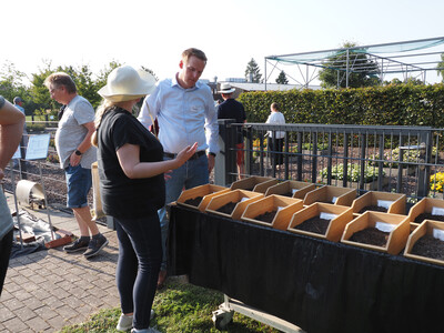 Muster verschiedener torffreier Substrate werden durch Melanie Lüdtke erläutert - © Ira Nordmeyer Muster verschiedener torffreier Substrate werden durch Melanie Lüdtke erläutert